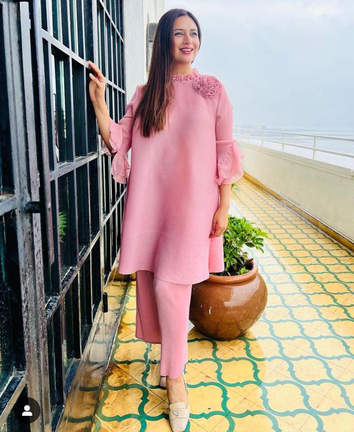 Divyanka Tripathi in our Patricia Flower up Sleeve Tunic Set- Pink