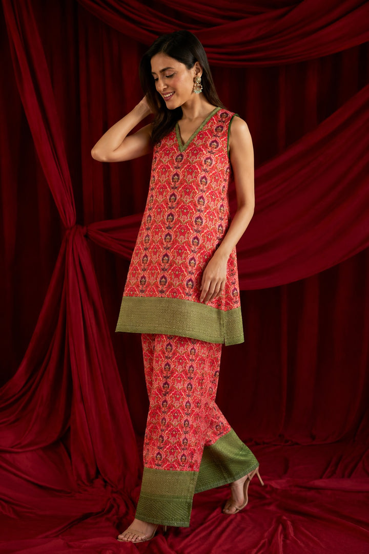BANARASI BEGUM SLEEVELESS TUNIC SET - RED & GREEN