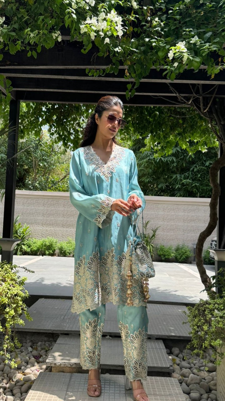 Aaina Ada Tissue Set with Potli - Neelam Pati